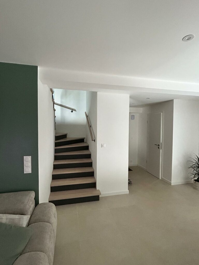 Escalier salle de de vie maison individuelle contemporaine MetAtipi