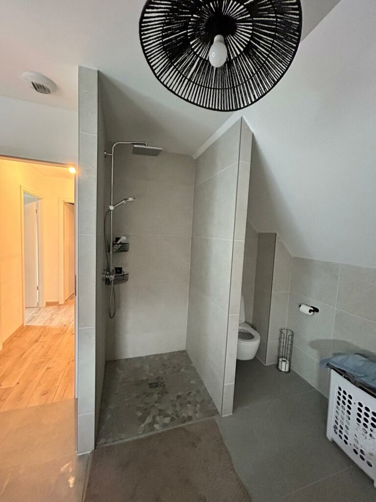 Douche maison individuelle contemporaine MetAtipi